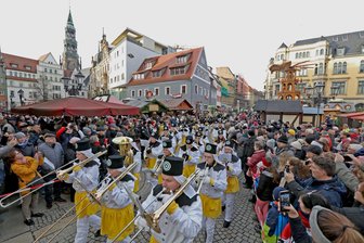 Zwickauer Bergparade marschiert am Samstagnachmittag durchs Stadtzentrum: Das sind die besten Plätze für Zuschauer - Quer über den Weihnachtsmarkt: Am Samstagnachmittag wird es eng auf dem Zwickauer Hauptmarkt, wenn die Bergparade Tausende Schaulustige in ihren Bann zieht.