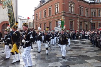Zwickauer Bergparade marschiert durch die Innenstadt: Unsere Tipps fürs 3. Adventswochenende - Anders als im Vorjahr, ist das Ziel der Zwickauer Bergparade am Samstag der Domhof. Dort steigt gegen 14.45 Uhr das traditionelle Abschlusskonzert mit dem gemeinsamen Singen des Steigermarsches.