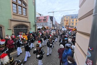 Zwickauer Bergparade: Wo es mit dem Nachwuchs klappt – und warum eine Leipziger Familie mitmarschiert - Am Samstagnachmittag zog die traditionelle Bergparade mit fast 400 Habitträgern und Bergkapellen-Musikern aus 16 Vereinen durch die Zwickauer Innenstadt. Tausende Zaungäste säumten die Route.