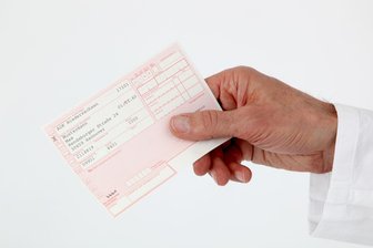 Zwickauer besorgt sich 250 Arztrezepte im Internet - Bis Ende 2023 konnten die Papiervordrucke von Arztrezepten gefälscht werden.