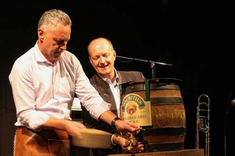 Zwickauer Bierfest-Absage: Ist die Veranstaltung doch noch zu retten? - Landrat Carsten Michaelis (links) und Jörg Dierig von der Mauritius Brauerei beim Fassbier-Anstich im Vorjahr.