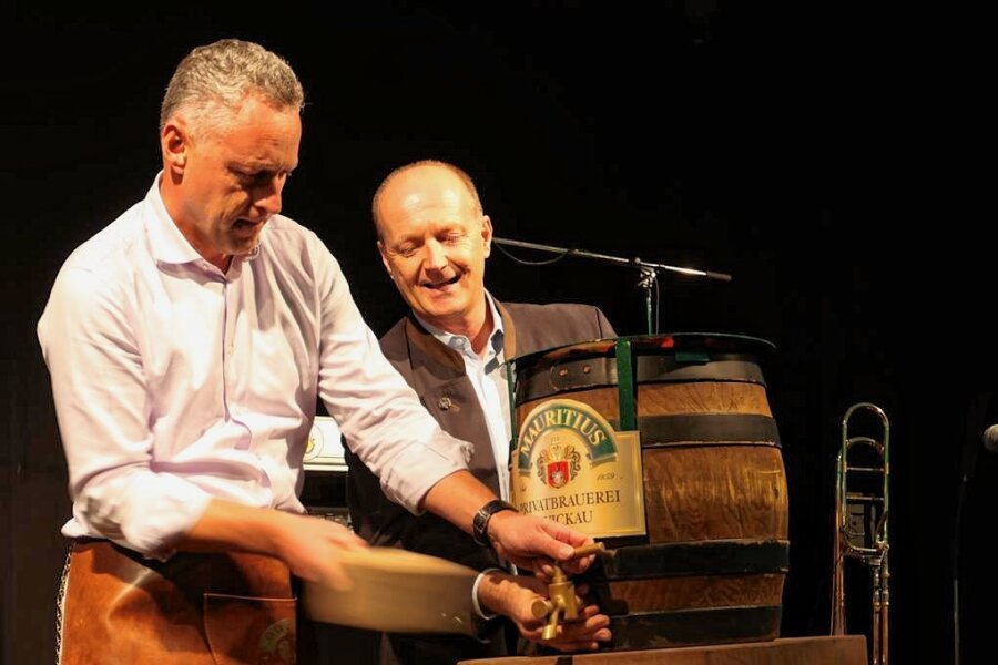 Zwickauer Bierfest-Absage: Ist die Veranstaltung doch noch zu retten? - Landrat Carsten Michaelis (links) und Jörg Dierig von der Mauritius Brauerei beim Fassbier-Anstich im Vorjahr. 