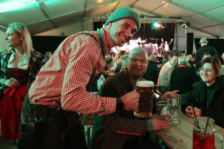 Zwickauer Bierfest startet noch etwas schaumgebremst - Kellner Oliver Ströher versorgt die Gäste mit Bier, aber auch mit alkoholfreien Getränken. 