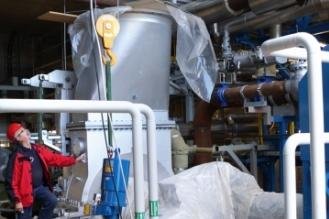 Zwickauer Bioheizkraftwerk lässt Dampf ab - Lutz Loos sieht an Turbine und Generator nach dem Rechten.
