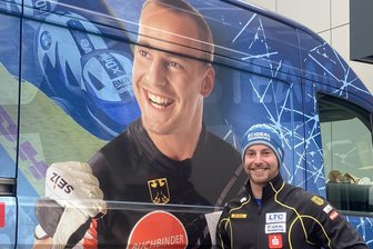Zwickauer Bobpilot träumt noch immer vom Weltcup: Warum Maximilian Illmann trotz vieler Rückschläge zuversichtlich bleibt - Bobpilot Maximilian Illmann lässt sich seine Zuversicht, die er auch auf seinem Teamtransporter zeigt, nur selten nehmen.