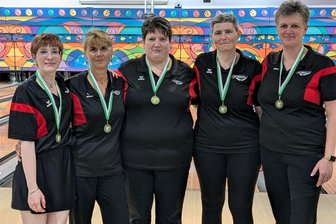 Zwickauer Bowlingfrauen holen sich Sachsenmeistertitel - Dürfen sich Sachsenmeister im Bowling nennen: von links Ann-Kathrin Engelhardt, Claudia Mindt, Janine Purucker, Sandra Voß und Anja Rhein vom ESV Lok Zwickau.
