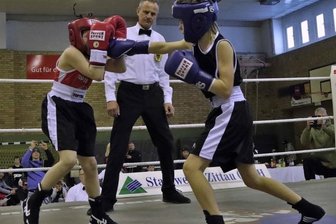 Zwickauer Boxer trumpfen in Zittau auf - Ben Kramer (rechts) vom KSSV Zwickau dominierte seinen Finalkampf bei den Schülern gegen Rocco Knopf aus Bischofswerda. 