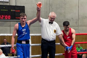 Zwickauer Boxer verdient sich Ehrenpokal bei Landesmeisterschaft - Geschafft: Linus Tesch (links) konnte durch den Sieg im Finale gegen den Freiberger Amir-Pasha Kafai seinen Landesmeistertitel verteidigen.