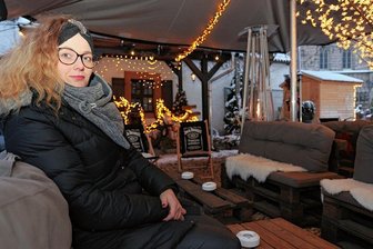 Zwickauer "Brauhaus" beklagt Umsatzeinbußen durch Höcke - Sarah Scherk vom "Brauhaus" im Winterbiergarten. Wegen der Kundgebungen im Domhof beklagt die Inhaberin hohe Umsatzeinbußen.