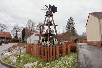 Zwickauer Bürgerhaushalt: Noch ist nicht alles erledigt - Die Pyramide vor dem Bürgerhaus im Zwickauer Ortsteil Schlunzig hat mit Mitteln des Bürgerhaushaltes eine neue Umzäunung erhalten.