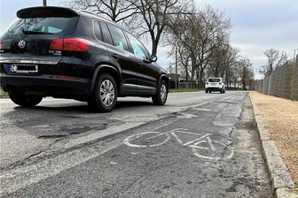 Zwickauer Bürgerschachtstraße bleibt für Radfahrer schweres Pflaster - Auf der Bürgerschachtstraße ist die Grenze zwischen Radstreifen und Fahrbahn kaum noch zu erkennen. Das wird noch jahrelang so bleiben. 