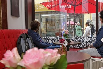 Zwickauer Cafés im Test: Die besten Orte für Kaffeeklatsch - In der Zwickauer Schokoladenbar lässt es sich aushalten: Leuten zuschauen, das geht vom lauschigen Fensterplatz aus immer.