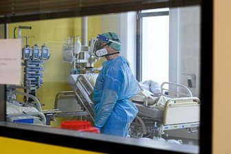 Zwickauer CDU-Politiker Körber fordert Impfpflicht: "Ich sehe keine andere Chance mehr" - Ein Pfleger versorgt auf einer Covid-19-Intensivstation Corona-Patienten.