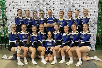 Zwickauer Cheerleader mit Gold, Silber und Pech bei der Landesmeisterschaft - Hatten gut lachen: Die „Lady Peaches feat. Gentlemen“ aus Zwickau wiederholten in der Kategorie „Senior Coed Level 3“ den Titelgewinn von 2023.