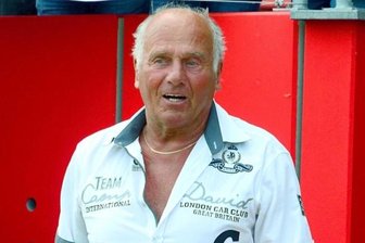 Zwickauer DDR-Oberligaspieler Roland Stemmler wird 75: Die Hochs und Tiefs seiner Karriere - Roland Stemmler - hier beim letztes Punktspiel des FSV Zwickau in der Saison 2021/22 am 14. Mai dieses Jahres. Erinnert wurde dabei an den FDGB-Pokalsieg vor 55 Jahren (Motor Zwickau gegen Hansa Rostock 3:0, April 1967).