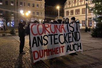 Bei kleinen Kundgebungen gegen die Coronaproteste wurde bereits mehrfach dieses Banner gezeigt.