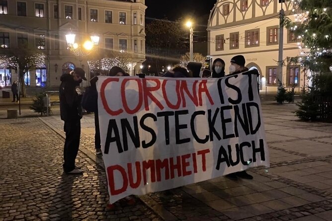 Bei kleinen Kundgebungen gegen die Coronaproteste wurde bereits mehrfach dieses Banner gezeigt. 