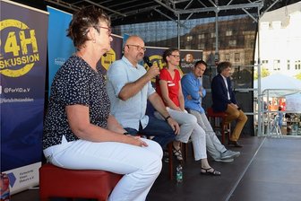 Zwickauer Direktkandidaten stellen sich den Fragen der Zuschauer - Sabine Zimmermann (Linke), Wolfgang Wetzel (Bündnis 90/Grüne), Gundula Schubert (SPD), Nico Tippelt (FDP) und Matthias Moosdorf (AfD, von links) mussten Utensilien für die vor ihnen stehenden Grills erspielen. 