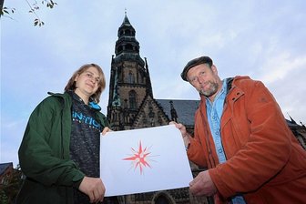 Zwickauer Dom bekommt einen neuen Weihnachtsstern - Volker Schubert (r.) und Johann Günther von der Stadtkirchgemeinde Zwickau zeigen, wie der neue Weihnachtsstern aussehen soll, der ab 26. November im Dom St. Marien leuchtet.