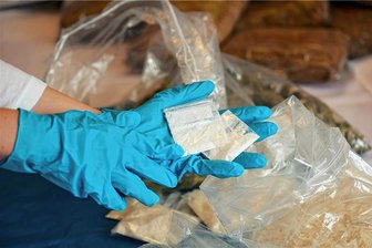 Zwickauer Drogendealer droht Zeugen: "Mal was von deiner Tochter abschneiden" - Sichergestelltes Crystal Meth. Die Droge wurde in einem Dönerladen offenbar unter dem Ladentisch verkauft.