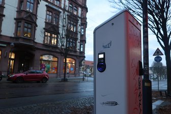 Zwickauer Energieversorgung zieht bei Ladesäulen für E-Autos die Stecker - Der Ladepunkt in der Bahnhofstraße 5, gegenüber vom Sitz der ZEV, wurde im vorigen Jahr erneuert. Die Werbung für die ZEV darauf fehlt bereits, denn für den Ladepunkt gibt es laut ZEV einen potenziellen Nachnutzer.