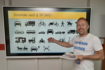 Zwickauer Fahrlehrer spricht über ausgebuchte Kurse: „Früher wussten die Schüler, wo der Blinker ist“ - Stefan Weichold leitet seit 1999 die gleichnamige Fahrschule in Zwickau. Schüler kann er in diesem Jahr nicht mehr aufnehmen.