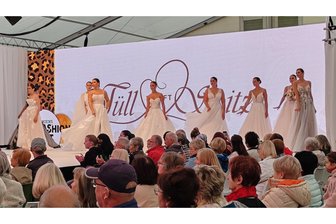 Zwickauer Fashion Night gestartet: Was es bis zum Abend beim Mode-Event zu sehen gibt - Das begeisterte nicht nur die Frauen im Publikum: Wunderschöne Brautkleider auf dem Laufsteg.