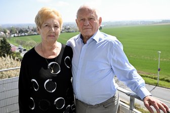Zwickauer feiern Eiserne Hochzeit: Wilde Zeiten mit Glacéhandschuh, Roller und Taigatrommel - Ursula und Wolfgang Höllig sind sich und ihrem Marienthal seit 65 Jahren treu.