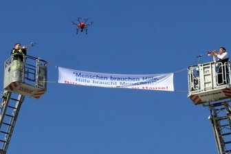 Zwickauer Feuerwehrleute spielen Steigerlied in 25 Metern Höhe - Martin Rothe und Raffael Groschupf spielen vorm Depot der Berufsfeuerwehr Zwickau in 25 Metern Höhe das Steigerlied.