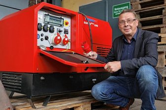 Zwickauer Firma erlebt Ansturm auf Notstromanlagen - Mario Pohl mit einem Notstromerzeuger, der zum Beispiel für eine Apotheke geeignet ist. Für 16 Stunden Laufzeit braucht das Gerät 46 Liter Diesel.