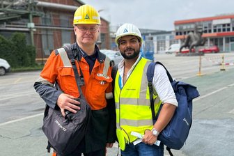 Zwickauer Firma vermittelt Fachkräfte aus Vietnam, Indien oder Brasilien: „Es ist einfacher, motivierten Nachwuchs im Ausland zu finden“ - Jobshiing vermittelt Nachwuchskräfte in ganz Deutschland, zum Beispiel Siddarth Sahay (rechts) an die metallverarbeitende Aurubis AG in Hamburg. Neben ihm steht Jörg Holstein, Ausbilder für Verfahrenstechnologie.