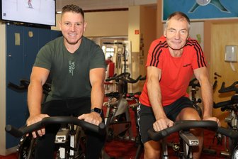 Zwickauer Fitness-Dino geht in Rente: Helge Terreping hat Erben für sein Lebenswerk gefunden - Willkommen und Abschied im Eckersbacher Sportstudio: Helge Terreping (r.), der sich nach knapp 32 Jahren vom Dino-Fitness verabschiedet, und sein Nachfolger Stefan Friedrich.