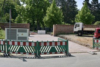 Zwickauer Friedhofsmauer für Zufahrt durchbrochen: Stadtratsfraktion schaltet Kommunalaufsicht ein - Für die Zufahrt zum Hauptfriedhof musste ein Stück der denkmalgeschützten Mauer weichen.
