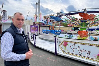 Zwickauer Frühlingsvolksfest startet am Freitag - Marco Walz vom Zwickauer Schaustellerverband am Fahrgeschäft „Flying Queens“. Am Freitag, 14 Uhr, wird das Frühlingsvolksfest eröffnet.