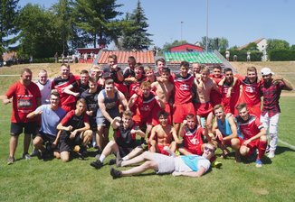 Zwickauer Fußball-Junioren packen den Aufstieg im Doppelpack - So sehen Aufsteiger aus: Riesenjubel beim ESV Lok in Zwickau-Marienthal.