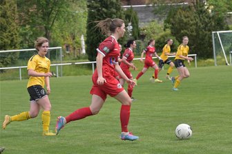 Zwickauer Fußballerinnen feiern den vierten Sieg in Folge - Für Pauline Schmidt - hier im Bild im Spiel gegen den 1. FFC Fortuna Dresden II - und den DFC läuft es gut.