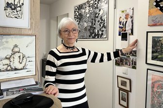 Zwickauer Galeristin hört auf, aber nicht ganz: Renate Lang und der Moment des Loslassens - An allen Wänden umgeben von Kunst: Renate Lang in ihrer Wohnung in der Seniorenresidenz an der Zwickauer Schillerstraße.