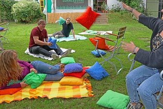 Zwickauer Gartenfletz lädt ein zum Chillen und Mitmachen - Testlauf für eine spontane Kissenschlacht im Garten: Kulturpädagogin Diana Freydank, Sozialpädagoge Jörg Banitz, Lisa Bartholome (Freiwilliges Soziales Jahr) und Ben Ulke (Öffentlichkeitsarbeit). 
