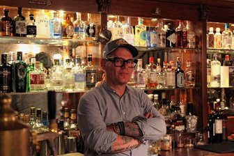Zwickauer Gasthaus 1470 startet frisch durch: Mit neuem Koch und altem Brotrezept - Andi Saller ist Gastgeber im Gasthaus 1470 in Zwickau. Er ist auch bekennender Gin-Fan und hat sich mit seinem Restaurant gerade neu aufgestellt.