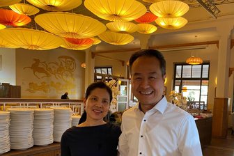 Zwickauer Gasthof Mädler vor Verkauf - Restaurantbetreiber sind dennoch zuversichtlich - Chunmei Hu und Xuguang Li betreiben das Sun House im Gasthof Mädler. Sie wollen das Lokal auch nach einem Eigentümerwechsel weiterführen.