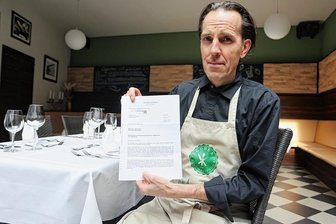 Zwickauer Gastwirt geschockt: Weshalb Google-Schriftarten für eine Abmahnwelle in Sachsen sorgen - Matthias Werler, Inhaber des Lokals "Egghead" in Zwickau, mit dem Abmahnschreiben einer Berliner Kanzlei. Er ist einer von vielen Gewerbetreibenden in Sachsen, die ein solches Schreiben erhalten haben.