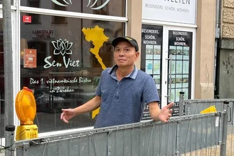 Zwickauer Gastwirt verzweifelt: Inmitten der Marienplatz-Baustelle findet ihn keiner - Wie eingesperrt fühlt sich Wirt Quoc-Binh Dang. Dabei hat er die ganze Zeit über geöffnet. Nur wissen das wohl viele nicht, meint er.