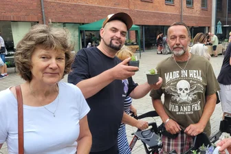 Zwickauer Gebirgspflanzenbörse: Wenn die Samen um die halbe Welt reisen - Marcus und Udo Rautenberg lassen sich am Stand von Ralf Rockstroh (v. l.) beraten.