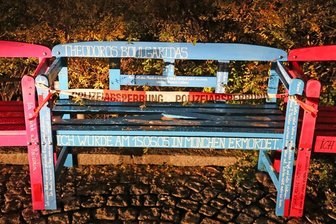 Zwickauer Gedenk-Bänke mit weißer Farbe beschmiert -
