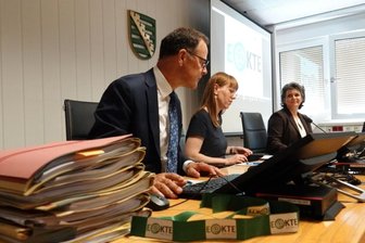 Zwickauer Gericht löst sich vom Papier - Landesarbeitsgerichtspräsident Dirk-Eberhard Kirst, Justizministerin Katja Meier und Richterin Silke Bussewitz stellten am Montag im Zwickauer Arbeitsgericht die neue Verfahrensweise vor.