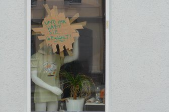 Zwickauer Geschäft mit Pflasterstein attackiert: „Die Schmerzgrenze ist für mich langsam erreicht“ - Unbekannte haben am Sonntag eine Fensterscheibe der "DIY Druckbar" zerstört. Inhaber Tony Fischer hat die Scheibe notdürftig geklebt und mit einer Botschaft versehen.