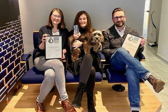 Zwickauer Gestalter bekommen Designpreis gleich zweimal - Die Zwickauer haben einen deutschlandweiten Designpreis gewonnen. Im Foto (von links): Susan Födisch, Anke Friedrich, Tom Blechschmidt und mittendrin der vierbeinige Feel-Good-Manager August. 