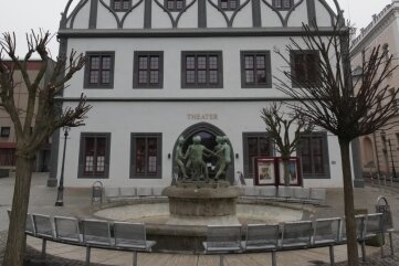 Zwickauer Gewandhaus-Umbau kostete 21,4 Millionen Euro - Seit der Sanierung präsentiert sich die Fassade des Gewandhauses in dezentem Grau. 