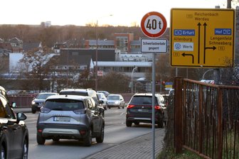 Zwickauer Glück-Auf-Brücke bleibt unter Beobachtung: „Wir dürfen uns nicht in Sicherheit wiegen“ - Die Glück-Auf-Brücke ist seit Ende November für den Schwerlastverkehr gesperrt.