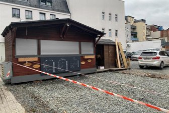 Zwickauer Grillhütten-Wirt gibt auf: Nostalgischer Schlitten ist schon weggeräumt - Der Vorgarten, in dem Feuerschalen und der nostalgische Schlitten standen, ist bereits wie leergefegt.